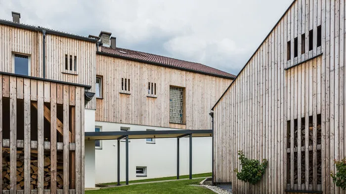 Gebaut wurde das Haus der Familie in den 1960er-Jahren von Alexandra Fuggers Eltern. Trotz Umbau in Eigenregie wollte sich kein Wohngefühl einstellen. Aber Architekt Erich Laure aus Klagenfurt hatte eine Idee.