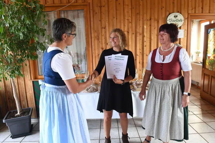 Zwei Mal Gold gab es für Christina Kager "Vom Silverriegel Biohof" in Regerstätten (Stadtgemeinde Weiz) für ihren würzigen Max und ihr Bauernbrot Johann.