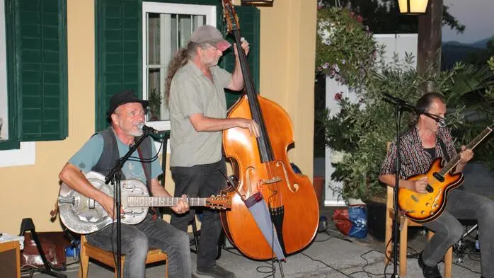 Im Rahmen der traditionellen Sommerfestivals im Ligister Schilcherhof gastierte Charlie Kainz gemeinsam mit seinen „Kaischlabuam“ Robert Masser, Gerhard Steinrück und Martin Burböck im vollbesetzten Gastgarten. Sie präsentierten ihr buntes musikalisches Programm mit dem Motto „A bissl umisitzn! A bissl Sunn und a bissl a Mischung!“