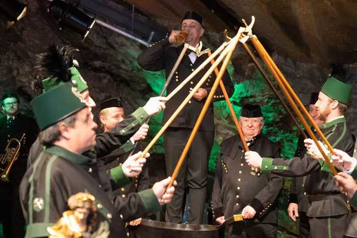 Die Zeremonie wird im aktive Bergbau und von Traditionsvereinen seit Jahrhunderten durchgeführt.