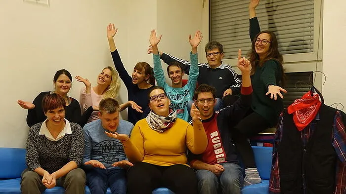 Die sechs Darsteller und vier Assistentinnen von „So ein Theater“