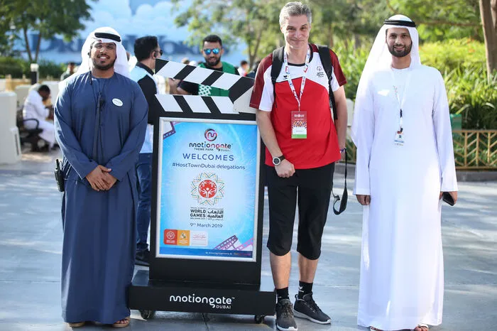 An den ersten Tagen gab es für die Special-Olympics-Athleten ein buntes Hosttown-Programm mit Sightseeing, Schulbesuchen und dem besuch des "motiongate Dubai"-Vergnügungspark mit spektakulären Achterbahnfahrten. Klicken Sie sich durch die Bilder ...