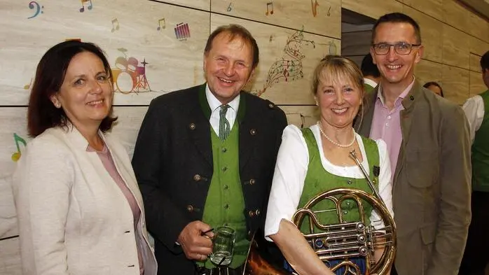 Das Repertoire des 70-köpfigen Klangkörpers mit Kapellmeister Benedikt Fleischhacker umfasste ein abwechslungsreiches Programm, welches die Vielseitigkeit der Blasmusik und Virtuosität der Solisten eindrucksvoll in den klanglichen Mittelpunkt stellte. 