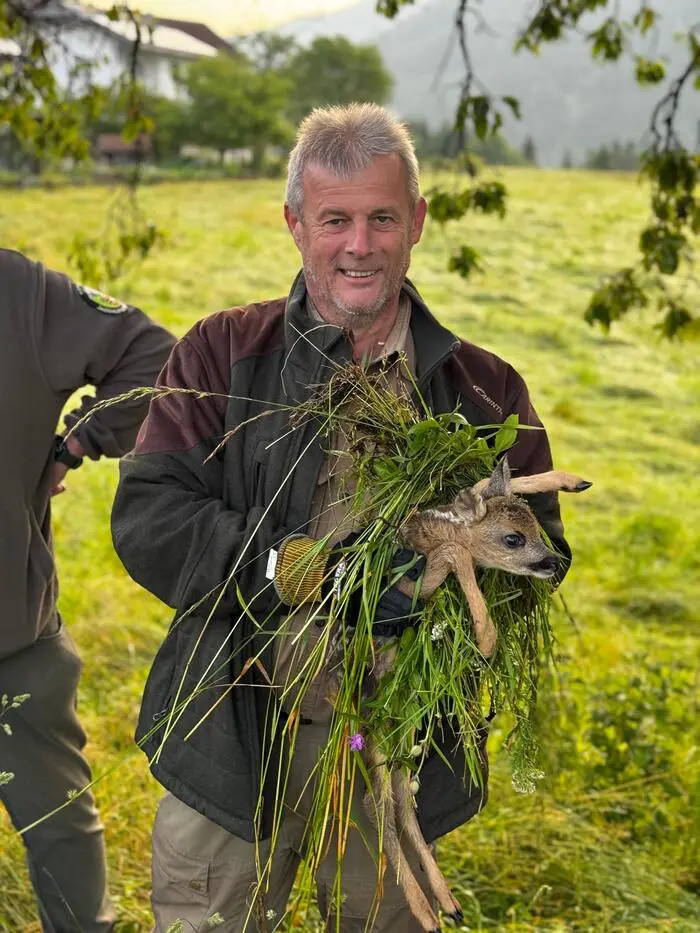 Vereinskassier Horst Zwischenberger mit einem geretteten Kitz