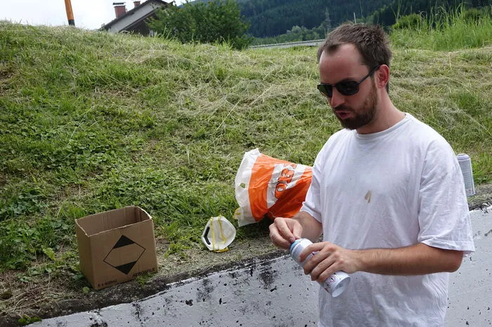 Jedes Kind wurde von "Michael H" mit einem Mundschutz und einem Plastikstoppel ausgerüstet.