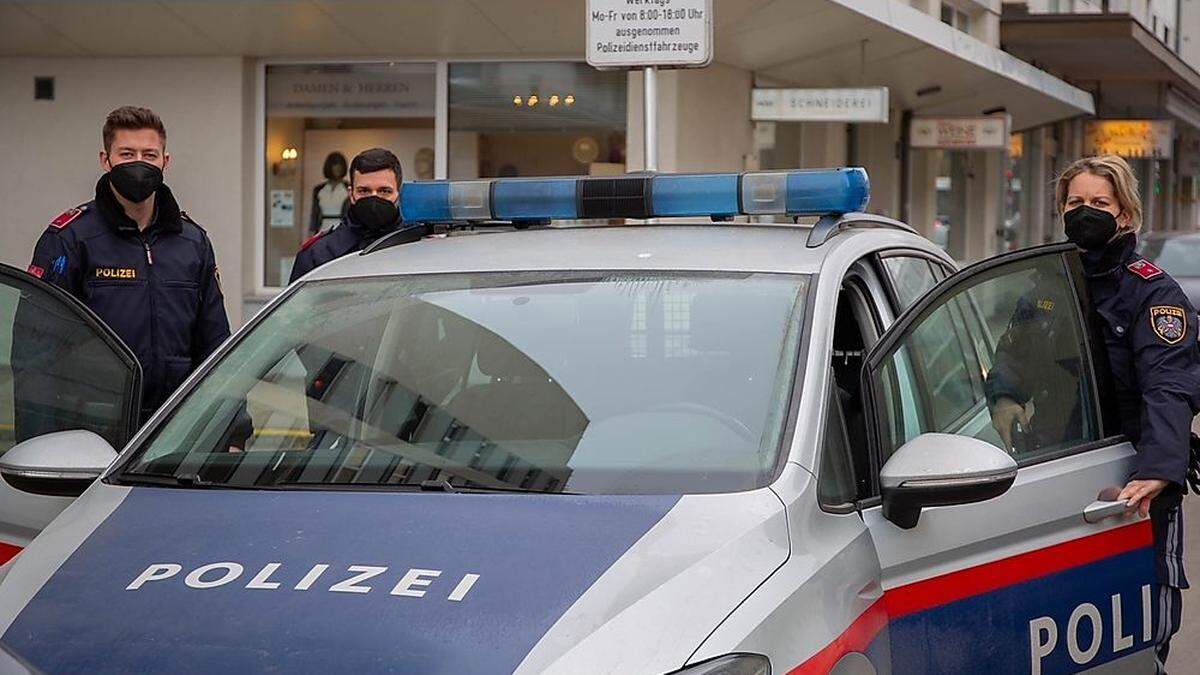 Im Streifenwagen und bei Amtshandlungen muss jetzt wieder Maske getragen werden