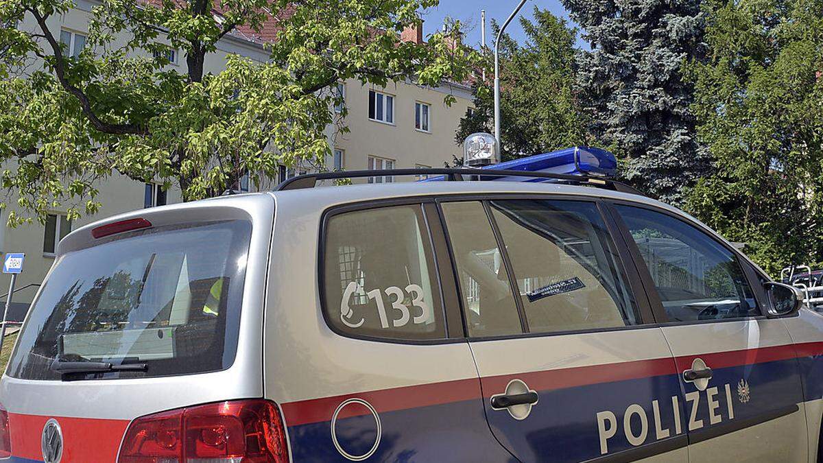 Ein Polizeiwagen am Tatort in Wien-Hernals