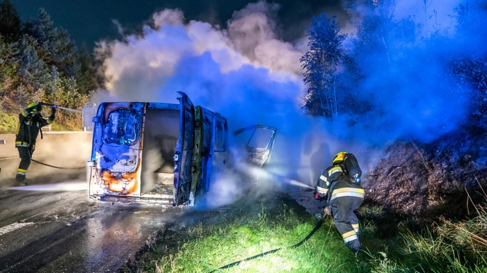 Ein Kleintransporter, der zusätlich 200 Liter Diesel geladen hatte, brannte Montagfrüh auf der Südautobahn lichterloh.