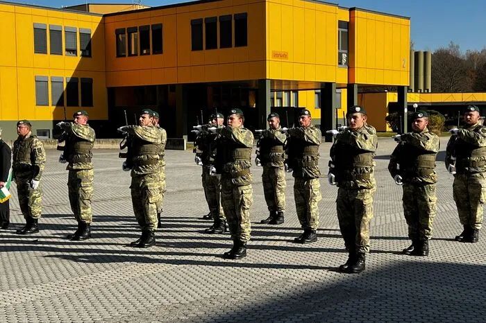 100 Soldatinnen und Soldaten nahmen im Hof der Landwehrkaserne Aufstellung. Die restlichen 400 des Bataillons sind derzeit im Grenzeinsatz im Burgenland.