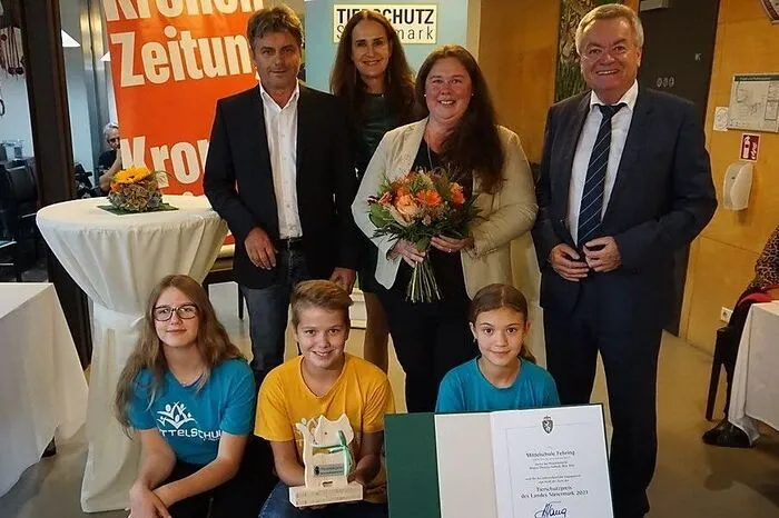 Preis für die Mittelschule Fehring, die sich für Tierschutzaktivitäten in der Schule