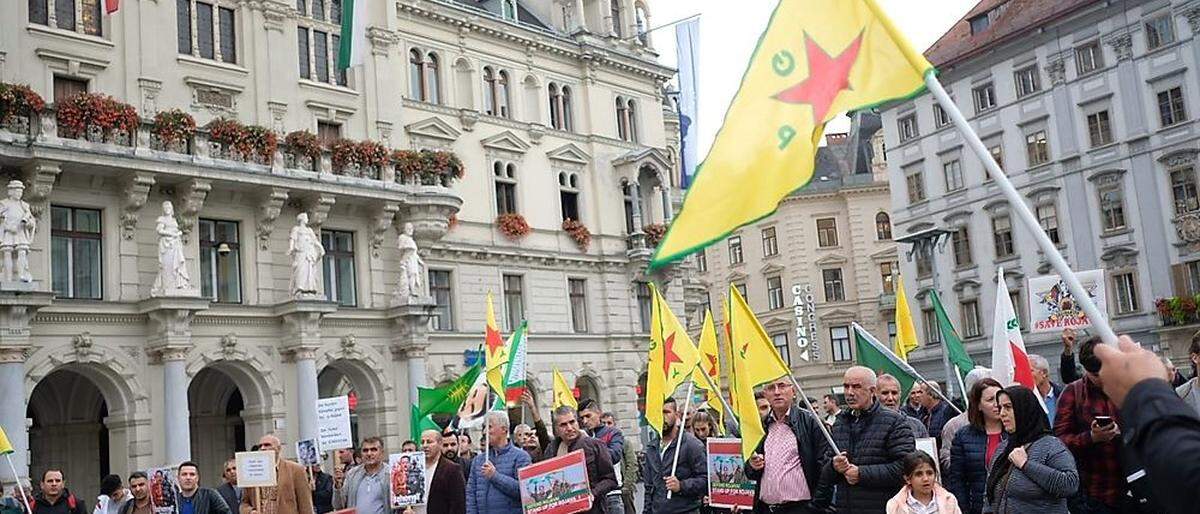 Kurdische Demo am Grazer Hauptplatz gegen die Türkei-Offensive in Nordsyrien