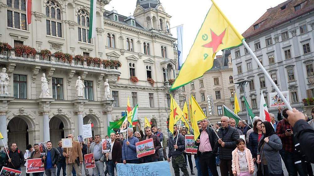 Kurdische Demo am Grazer Hauptplatz gegen die Türkei-Offensive in Nordsyrien