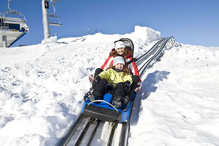 Nicht nur im Sommer ist der Nocky Flitzer ein tolles Erlebnis für Groß und Klein. Auch im Winter kann man täglich von 10:00 Uhr bis 16:00 Uhr auf einer Streckenlänge von 1,6 Kilometer die 185 Höhenmeter runter flitzen. Ausgangspunkt ist die Panoramabahn-Bergstation.