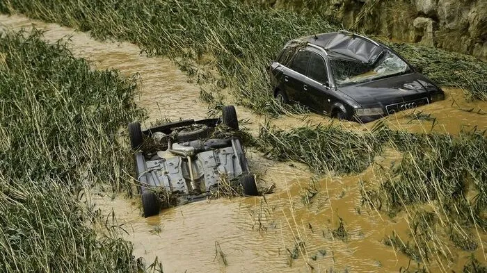 Auf Fotos und Videos war zu sehen, wie zahlreiche Autos in den braunen Fluten durch die Straßen trieben