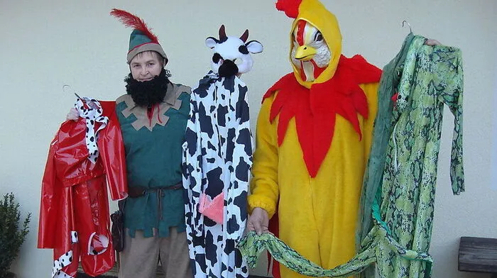 Auch in die Rolle von Robin Hood, oder in jene eines Huhnes kann man dank Taumbergers Fundus schlüpfen