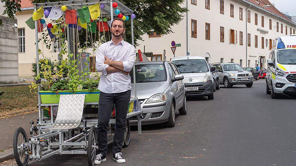 André Lintschnig mit einem seiner ungewöhnlichen Lastenräder, die er teils aus Kopenhagen bezieht