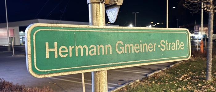 Ein Schild mit Ablaufdatum: Voraussichtlich zum 1. März kommenden Jahres wird die Straße nicht mehr nach dem Gründervater der SOS-Kinderdörfer benannt sein