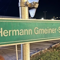 Ein Schild mit Ablaufdatum: Voraussichtlich zum 1. März kommenden Jahres wird die Straße nicht mehr nach dem Gründervater der SOS-Kinderdörfer benannt sein