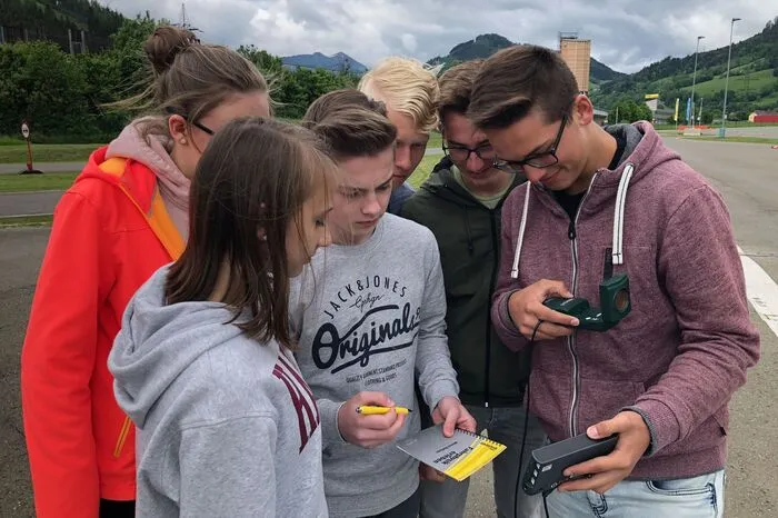 Gemeinsam wurde berechnet und gemessen und dann in die Praxis umgesetzt. Die Schüler durften im Auto mitfahren um zu sehen und zu spüren, was im Extremfall passieren kann.