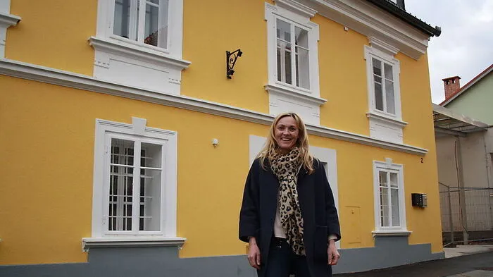 Melita Apovnik vor ihrem Smarthotel Völkermarkt