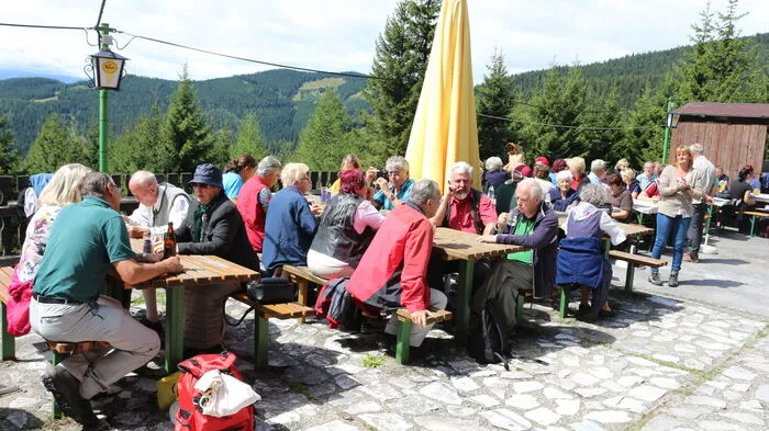 Mehr als 100 Gäste waren bei der Wiedereröffnung des Sattelhauses vor Ort.