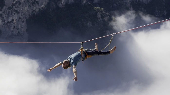 Der steirische Weltklasseathlet Mich Kemeter auf einer Highline in der Verdonschlucht in Frankreich 