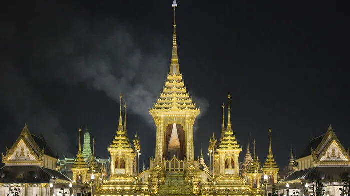 Nach einem Jahr Trauerzeit wurde am Donnerstagabend der Leichnam des längstdienenden Monarchen der Welt, König Bhumibol, eingeäschert. Für die Zeremonie wurde im historischen Zentrum von Bangkok ein 50 Meter hoher goldverzierter Pavillon errichtet.