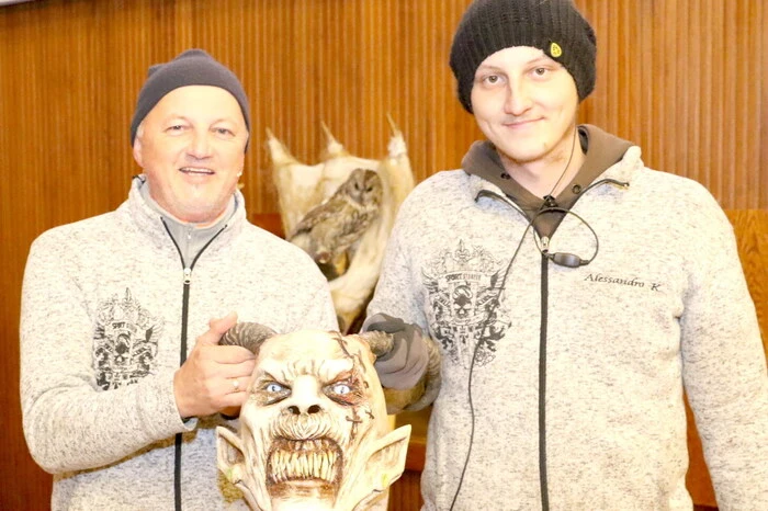 „Bergteufel“-Obmann Michael Kitz und sein Stellvertreter Alessandro Kitz (von links) hatten einen tollen Umzug auf die Beine gestellt.