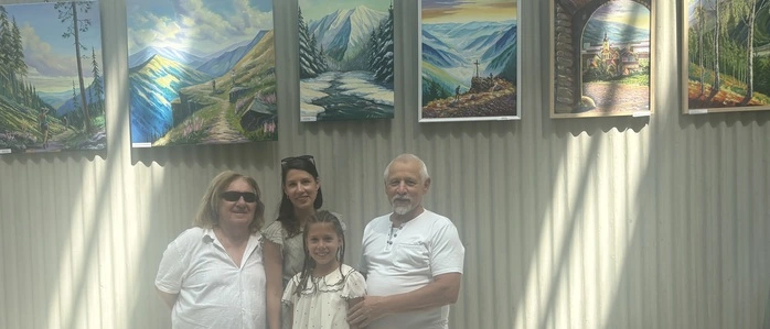 Anatolii Maikovskyi mit seiner Familie und Künstlerkollegen Hermann Pitow