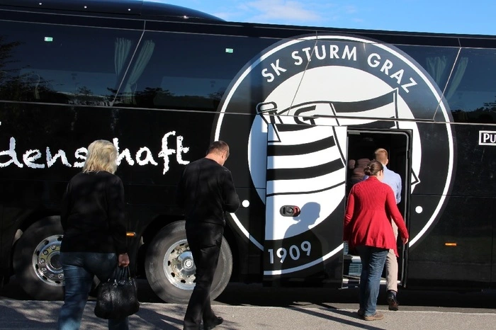 . . . nicht dem Fußballverein, sondern der Firma Weiss-Busreisen.