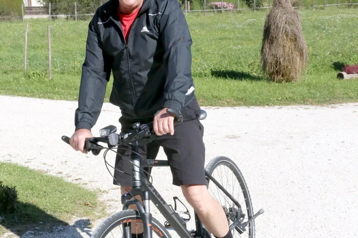Nach der Begrüßung durch Bürgermeister Josef Kronlechner – er kam übrigens ebenfalls mit dem Drahtesel aus St. Salvator angereist – wurde die Burgbaustelle einer genauen Besichtigung unterzogen. 
