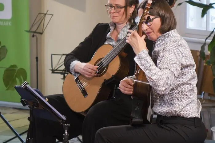 Im Anschluss entführten Christina Schorn-Mancinelli und Yvonne Zehner – als Duo Salty Guitars – das Publikum mit Werken aus Österreich, Südamerika und anderen Regionen auf eine klangvolle Reise.