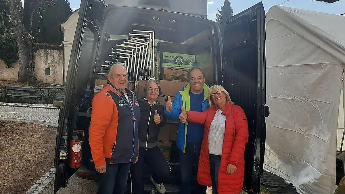 Franz Fröstl, Lydia Gerold, Siegmund Eder und Rita Eder-Engelbogen sammeln in Lienz für die Ukraine