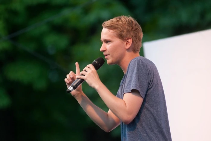 ... Poetry Slammer Yannick Steinkellner, der charmant den Text "Der Schiflieger" performte ...