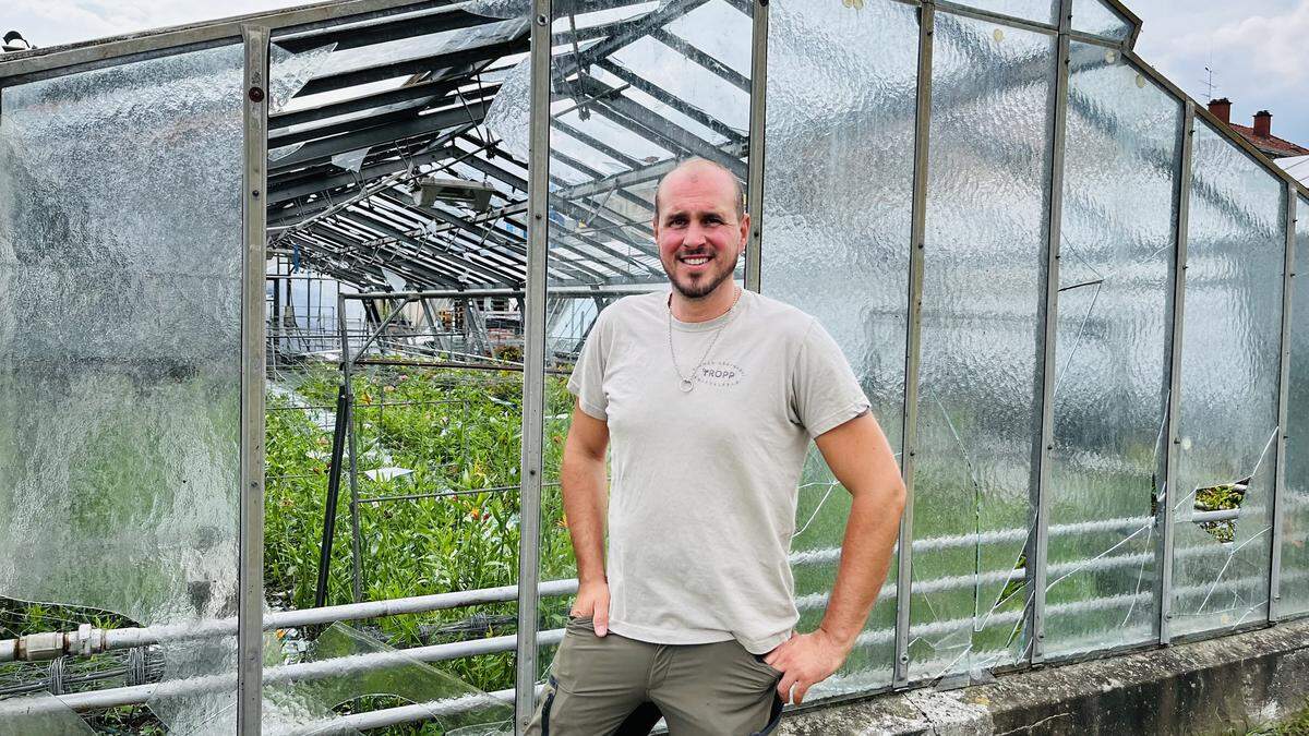 Gärtner Gregor Tropp vor den Überresten dessen, was einst ein Glashaus war