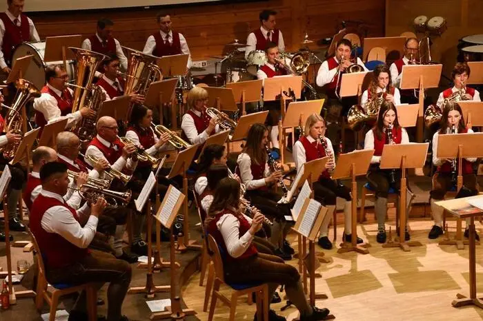 Seit 60 Jahren ist Ernst Edlinger aktiver Musiker, war davon auch 15 Jahre Kapellmeister. Er wurde mit dem Ehrenzeichen in Gold geehrt.
