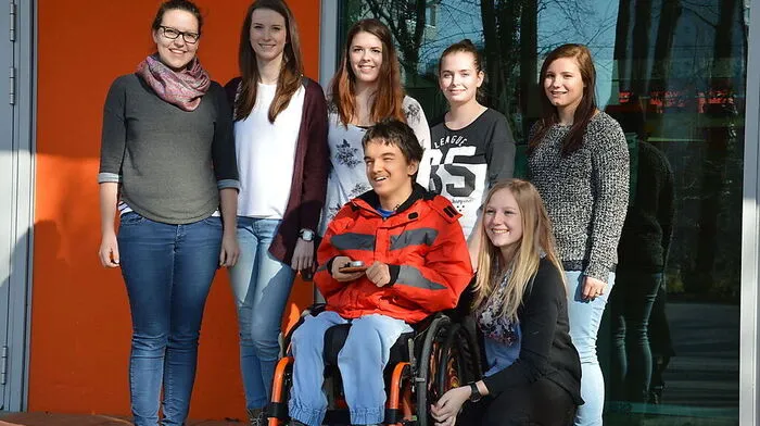 Die engagierten Schülerinnen mit dem 16-jährigen Matthias