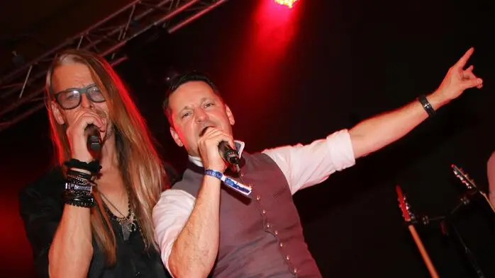 Vor der Mitternachtseinlage sang der „Fockn Bauer“ Gunar Zechner gemeinsam  im Duett mit Meilenstein“ Bandleader Helmut „Heli“ Brunner „Christin“ live auf der Bühne!