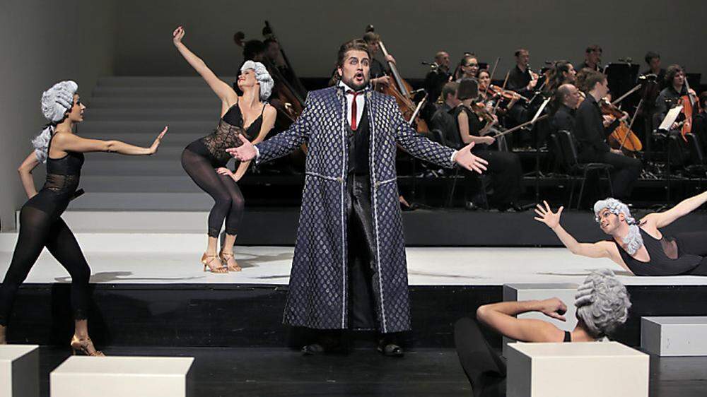  Sergio Vitale als 'Figaro' und das Tanzensemble in Rossinis  'Barbiere di Siviglia' 