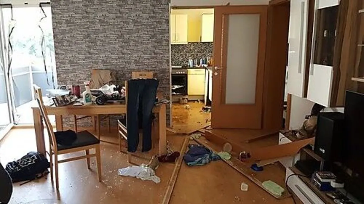 Durch die Explosion zerbarst die Küchentür 