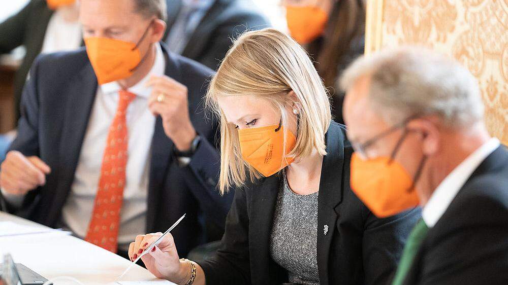 ÖVP-Politiker in orangen Masken