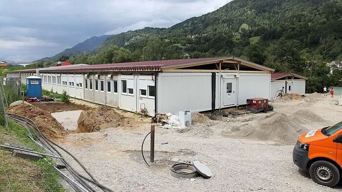 In Langauen am Stadtrand von Villach entsteht ein Containerdorf für 250 Asylwerber. Derzeit wird noch gebaut, Mitte September dürfte es dann bezugsfertig sein 