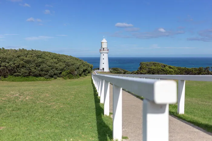 Unterwegs sind Schiffswracks, die Cape Otway Light Station und ein herrlicher Blick auf die Kalkstein-Felsnadeln der Zwölf Apostel zu entdecken. Der Weg kann allein oder mit einem Reiseleiter zurückgelegt werden. Zusätzlich gibt es die Option eines Shuttle-Services für den Transport etwaiger Ausrüstung.