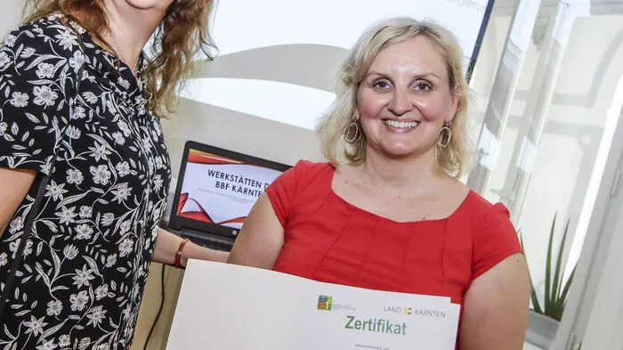 Die Bundeslandkoordinationsstelle der Begabungs- und Begabtenförderung (BBF) in Kärnten wurde vor fünf Jahren auf neue Beine gestellt. Damals wurden auch Werkstätten für begabte Kinder ins Leben gerufen. jetzt konnten BBF-Leiterin Marianne Kriegl-Pernjak (rechts) und BBF-Mitarbeiterin Ida Bacher erstmals den Kindern Zertifikate verleihen.