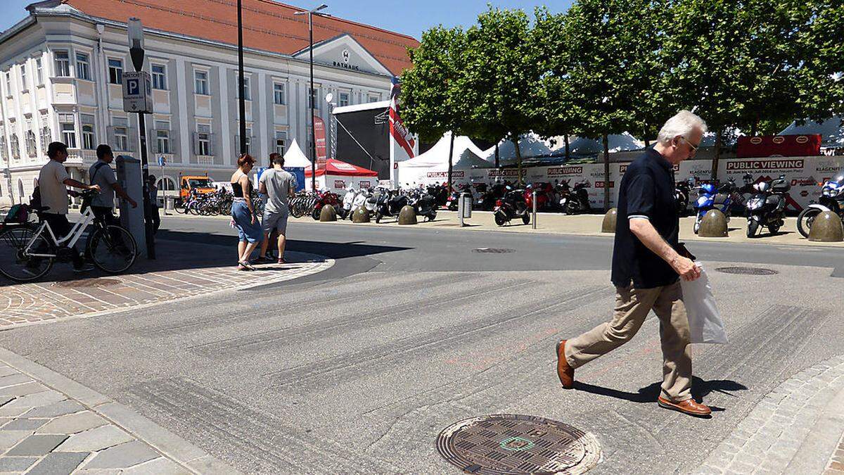 Die Reste der weggefrästen Zebrastreifen sind noch erkennbar