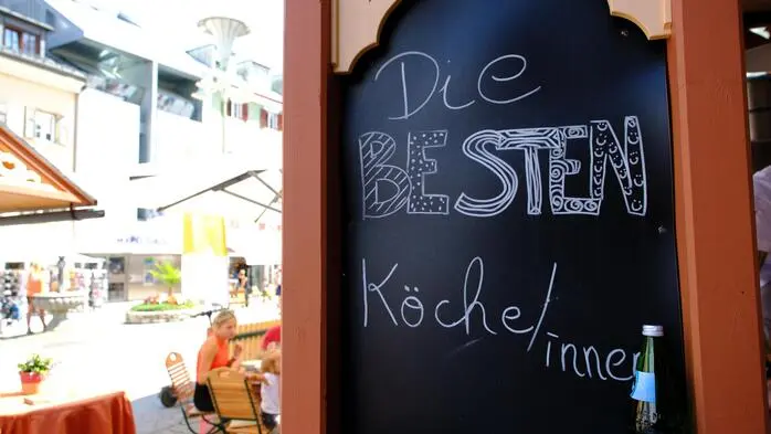 Ein Schild preist die besten Köchinnen und Köche an
