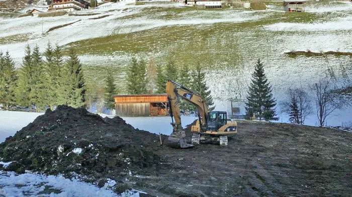 Bürgermeister Josef Lusser ließ eine Baustelle einrichten, damit der naturschutzrechtliche Bescheid nicht verfällt. Dafür muss jetzt nach dem Forstrecht neu verhandelt werden 