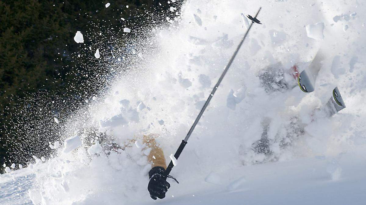 Urlauberin kam von Piste ab und stürzte über Böschung