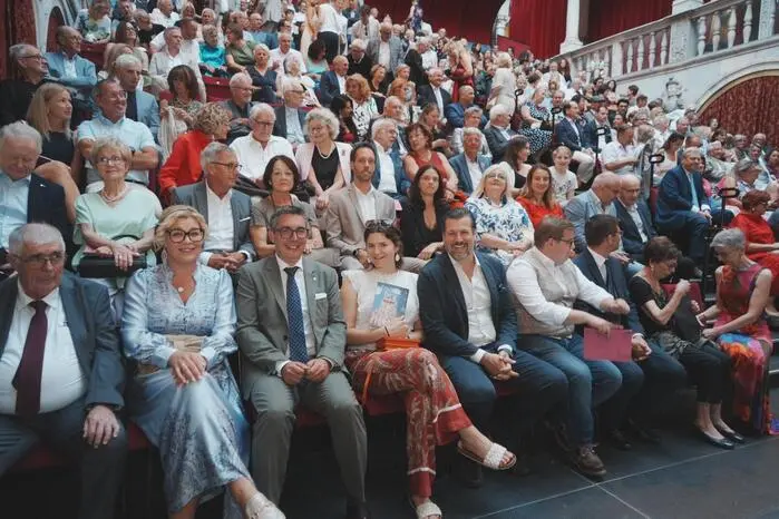 Das leichte Lachen von Porcia griff beim Premierenpublikum deutlich um sich. Klicken Sie sich bitte durch die weiteren Fotos