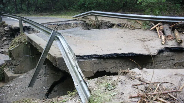 Am Freitag kam es im Lavanttal zu schweren Unwettern. In Frantschach-St. Gertraud verwandelte sich der Fraßbach in Minuten zu einem reißenden Fluss, der an vielen Stellen über das Ufer trat. Außerdem wurden Keller überflutet und Brücken verklaust.
